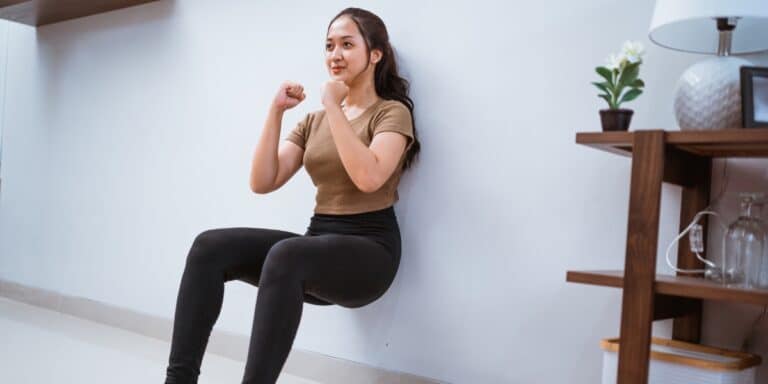 8 tipov na joga cviky pre lepší spánok pri stene