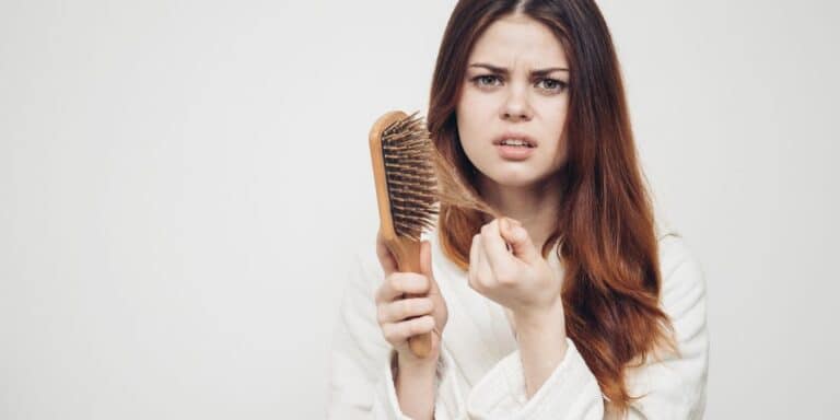 Objavte hlavné dôvody vypadávania vlasov a ako s nimi bojovať!